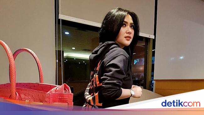 Tak Cuma Maia, Syahrini Juga Pakai Jam Tangan Super Mahal Tak Cuma Maia, Syahrini Juga Pakai Jam Tangan Super Mahal