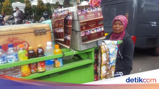 Foto Ini Siah Pedagang Yang Viral Karena Salat Di Pinggir Jalan