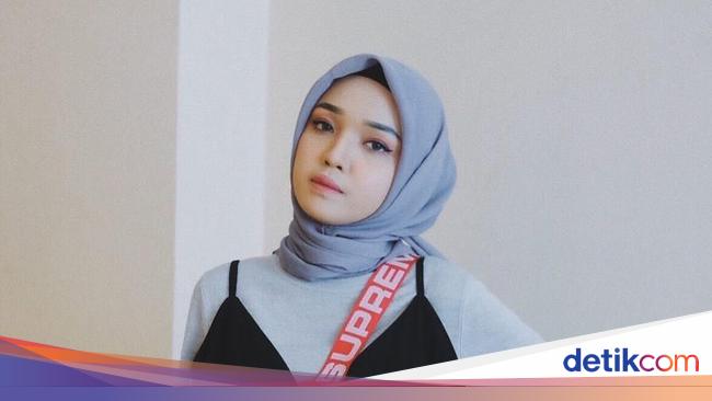Foto Gaya  13 Selebgram Hijab  Pakai  Fanny Pack Tas 