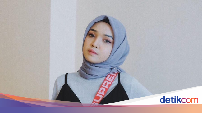 Foto Gaya 13 Selebgram Hijab Pakai Fanny Pack Tas Pinggang Kekinian