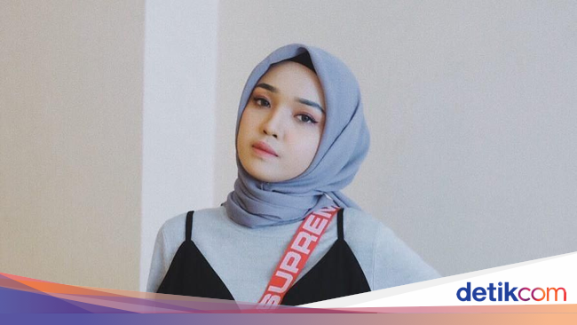 Foto Gaya 13 Selebgram Hijab Pakai Fanny Pack Tas   Foto Gaya 13 Selebgram Hijab Pakai Fanny Pack Tas