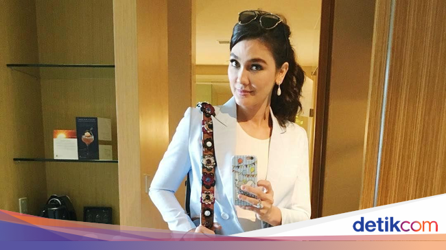 Gaya 10 Artis Indonesia Pakai Tas yang Talinya Saja 