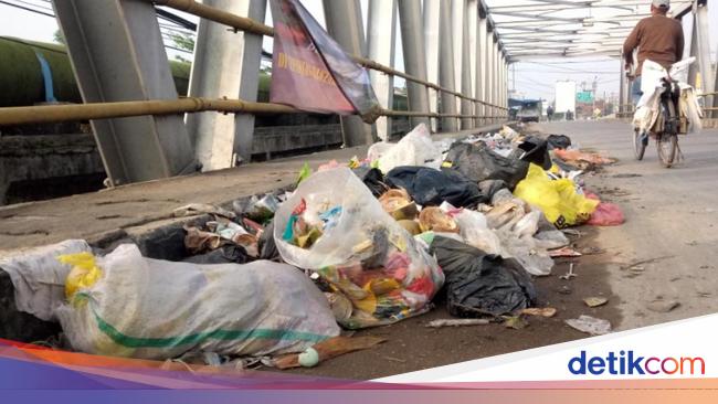 Jorok! Sampah Menumpuk di Jalanan Kabupaten Bandung