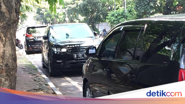 Duh Mobil  Mewah Dominasi Parkir  Liar di Jalan Senopati