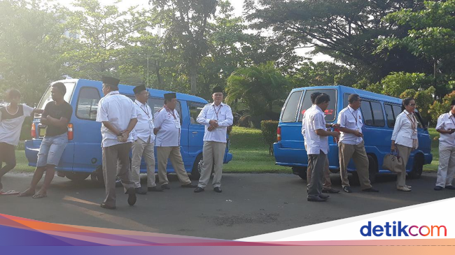 Foto: Kader Gerindra Ramai-ramai Naik Angkot ke Rumah Prabowo