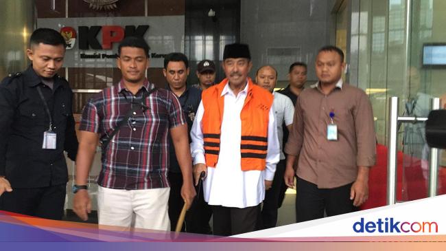 Jalan Pakai Tongkat, Bupati Bandung Barat Ditahan KPK