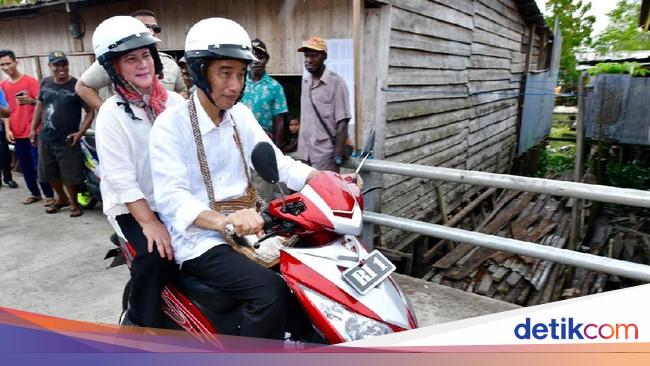 Jokowi Naik Motor Listrik Bonceng Iriana di Asmat Jokowi Naik Motor Listrik Bonceng Iriana di Asmat
