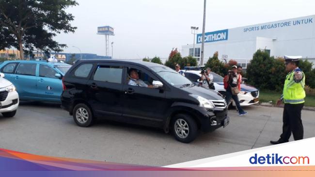 Ada Bus Premium saat Ganjil Genap di Pintu Tol Karawaci Ada Bus Premium saat Ganjil Genap di Pintu Tol Karawaci