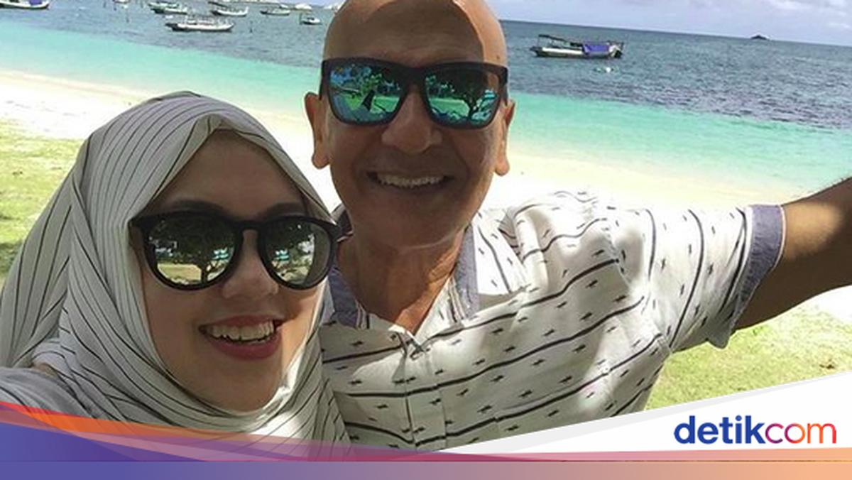 Kemesraan Mark Sungkar & Santi yang Beda Usia 45 Tahun