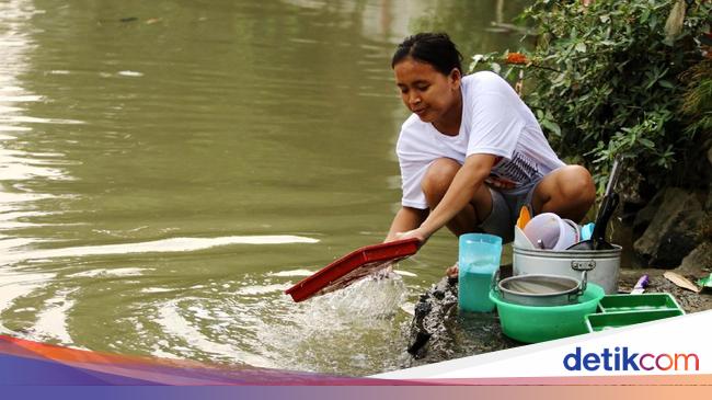 Mencuci di Sungai Cisadane Mencuci di Sungai Cisadane