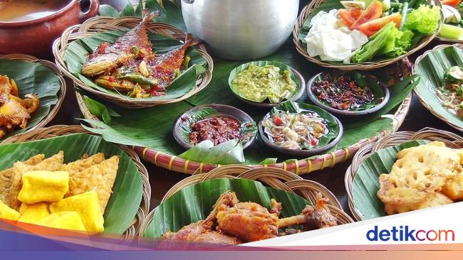 Makan Nasi Liwet Dengan Lauk Melimpah Bareng Temen Di Sini Yuk