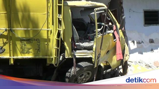 Truk Oleng Tabrak Rumah di Pasuruan Dua Orang Luka Truk Oleng Tabrak Rumah di Pasuruan Dua Orang Luka