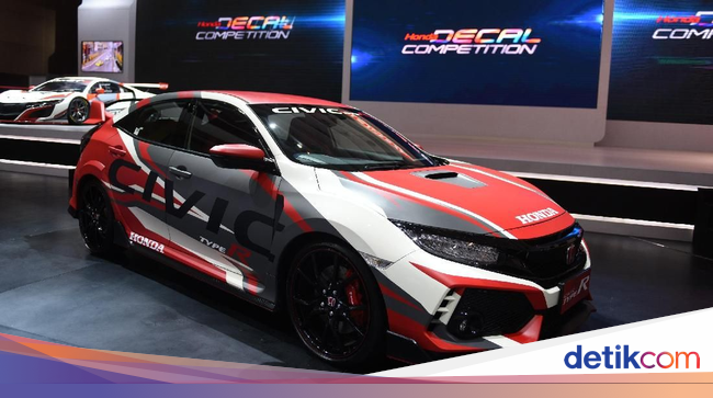 Tampilan Civic Type R Ini Lebih Gahar dengan Stiker di Bodinya