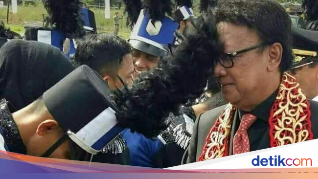 Viral Foto Mendagri 'Kecolok' Topi, ini Cerita di Baliknya