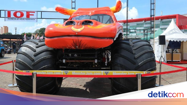 Mobil Raksasa Penenggak 25 Liter Alkohol dalam 3 Menit Mobil Raksasa Penenggak 25 Liter Alkohol dalam 3 Menit