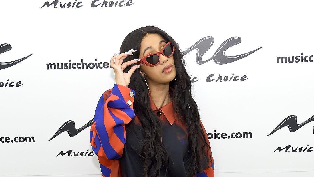 Rapper Cardi B Disiram Air Oleh Penonton Saat Konser, Balas Lempar Mic