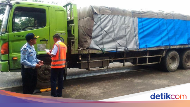Menhub Peringatkan Pengusaha Baja dan Semen Soal Truk 