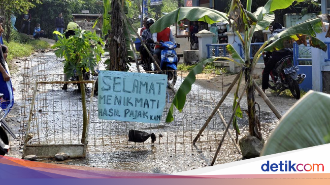 Protes Jalan Rusak, TV dan Batang Pisang Blokir Jalan di 