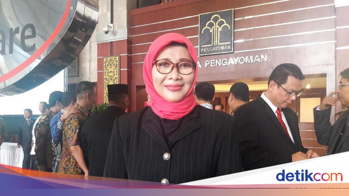 Yigitlar birinchi marta xoroz sorishadi Ular juda yoshlarni sikishdi