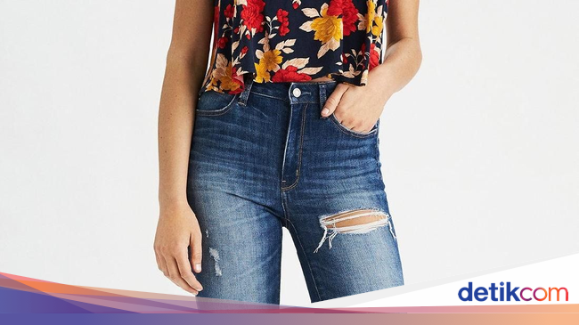 Jalan jalan di Bali Pakai Jeans Sobek dan Bokong Terlihat Jalan jalan di Bali Pakai Jeans Sobek dan Bokong Terlihat