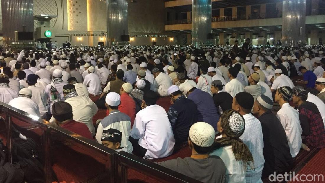 Subuh Berjemaah, Massa Aksi Bela Palestina Padati Masjid Istiqlal