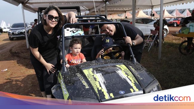 Sissy Priscillia dan Rifat Belikan Mobil Rally untuk Anak Sissy Priscillia dan Rifat Belikan Mobil Rally untuk Anak
