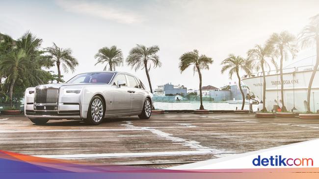  Mobil Super Mewah Rolls Royce Phantom Meluncur di Jakarta
