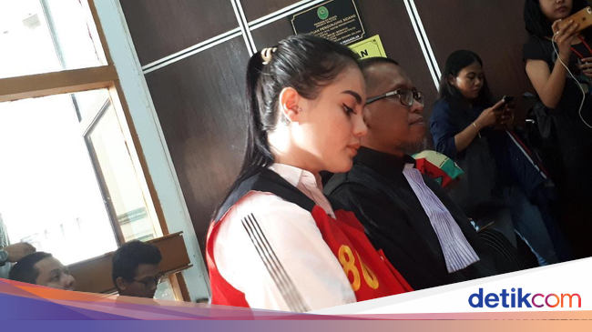 Makan Bareng Faisal  Haris  Jennifer Dunn Cantik Berhijab Pink