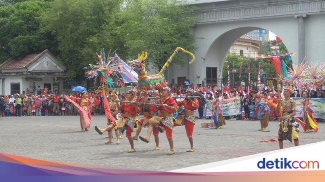 Meriahnya Warak  Ngendhog Sambut Ramadan di Dugderan Semarang