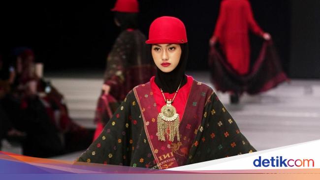 12 Busana Rancangan Ida Royani Mengangkat Kain Tradisional Batak