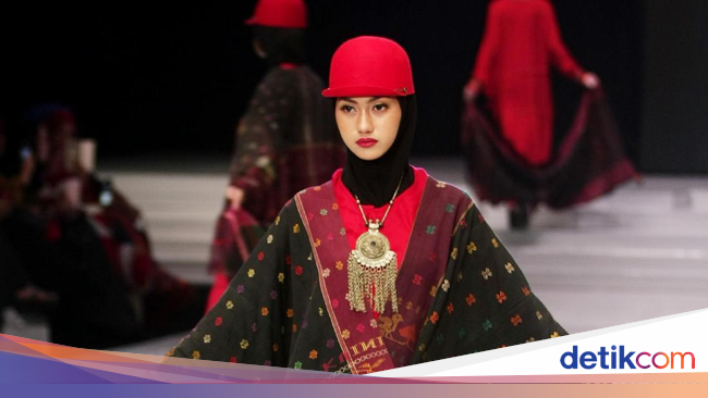 12 Busana Rancangan Ida Royani Mengangkat Kain Tradisional 