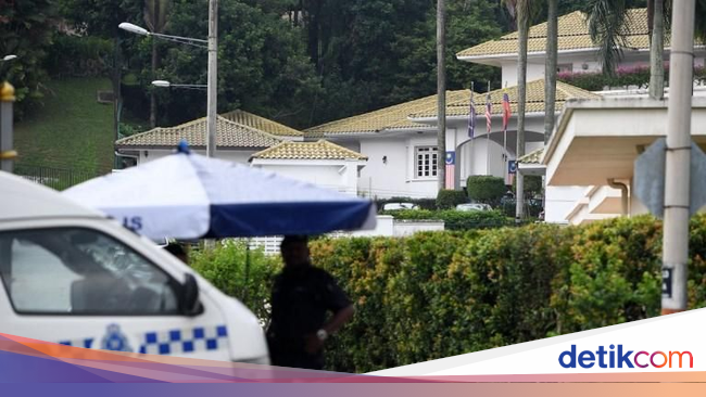 Datangi Rumah Najib, Pejabat Antikorupsi Serahkan Surat 