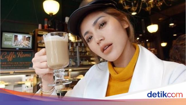 Lihat Nih Gaya 10 Artis Cantik Kalau Sedang Minum Kopi 