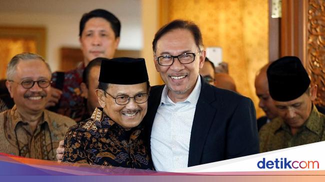 Potret Kemesraan BJ Habibie dan Anwar Ibrahim