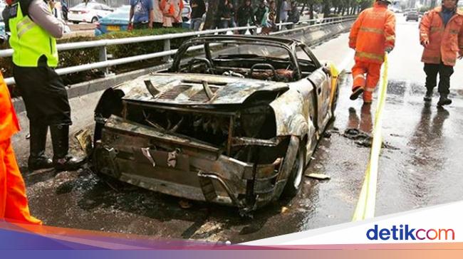 Ini Kondisi Mobil  Sport  yang Terbakar di Tol Slipi Sisa 