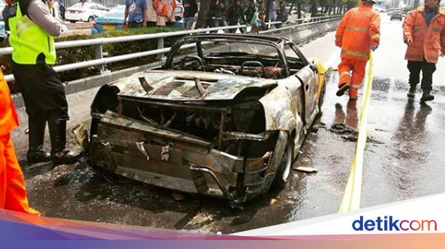 Ini Kondisi Mobil  Sport  yang Terbakar di Tol Slipi Sisa 