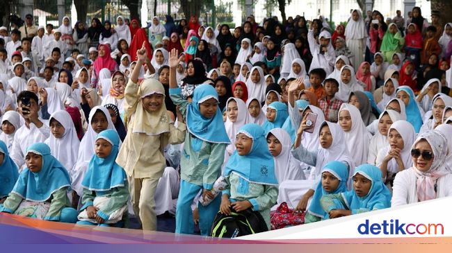 Ribuan Anak Yatim Buka Puasa Bersama di Monas Ribuan Anak Yatim Buka Puasa Bersama di Monas