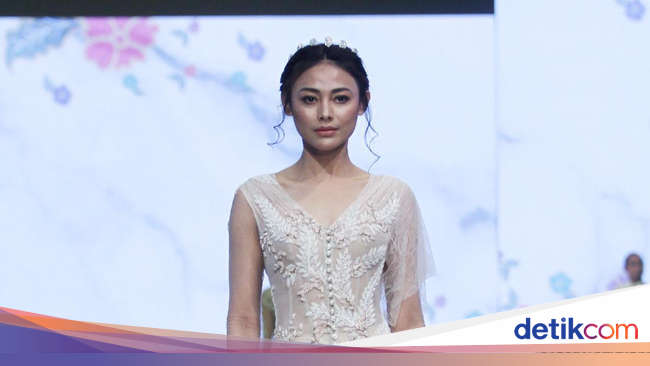 25 Rancangan Eddy Betty yang Mengangkat Keindahan Batik 25 Rancangan Eddy Betty yang Mengangkat Keindahan Batik