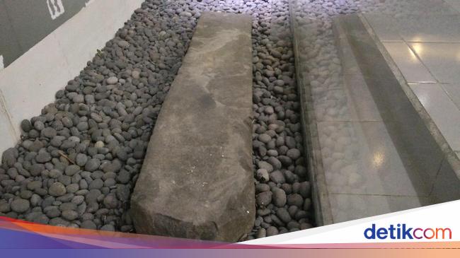 Batu Gilang Penanda Arah Kiblat Zaman Sunan Gunungjati Batu Gilang Penanda Arah Kiblat Zaman Sunan Gunungjati