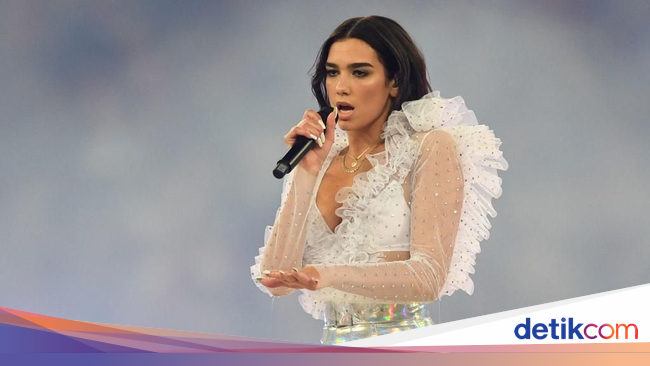  Gaya  Seksi Sporty Dua  Lipa  Pakai Leotard Buka Final Liga 