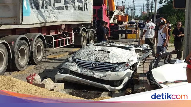 Tertimpa Truk Kontainer, Fortuner Jadi Gepeng