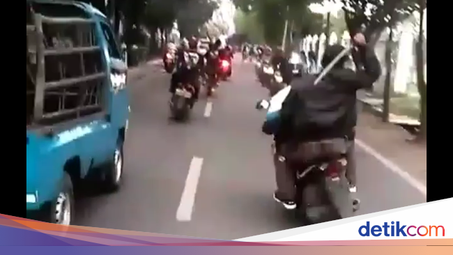 Polisi Buru Pria Diduga Geng Motor Acungkan Golok di Bandung