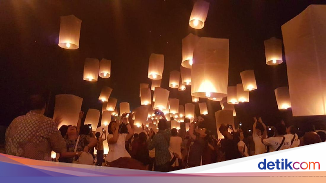 Foto: Lampion Waisak yang Dramatis dan Menakjubkan