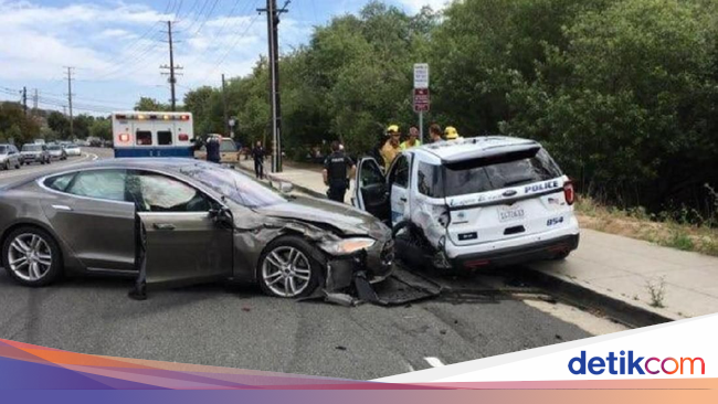 Kendaraan Otonom Tesla Hajar Mobil Polisi yang Diparkir