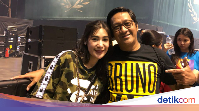Membandingkan Ucapan 'Sinting' Istri Andre Taulany ke 
