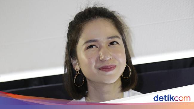 Manisnya Senyuman Laura Basuki 