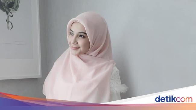  Foto  Inspirasi Baju Syar i  Jualan Artis  untuk Lebaran 