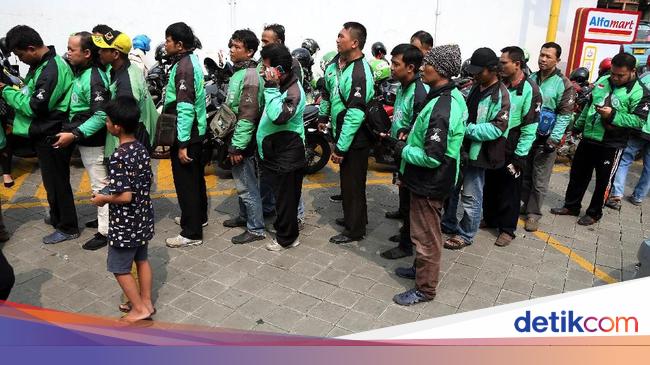 Ribuan Pengemudi Ojek Rela Menginap Demi Daftar Go Jek