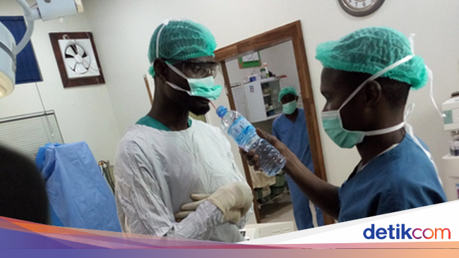 Viral! Potret Para Dokter Nigeria Berbuka Puasa di Tengah 