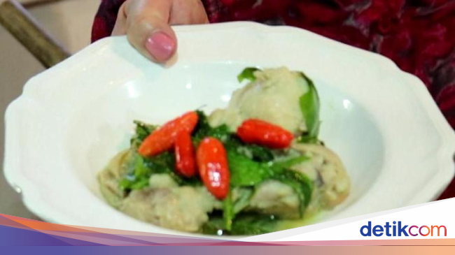 Intip Keasyikan Mbak Tutut Masak Ayam Daun Melinjo